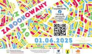 Plakat promujący wydarzenie Zabookowany Morąg z kolorowym tłem i ukośnie umieszczoną nazwą. Data 01.06.2025 wyróżnia się na dole, a kod QR zachęca do udziału. W dolnej części widoczne są logotypy organizatorów i sponsorów.