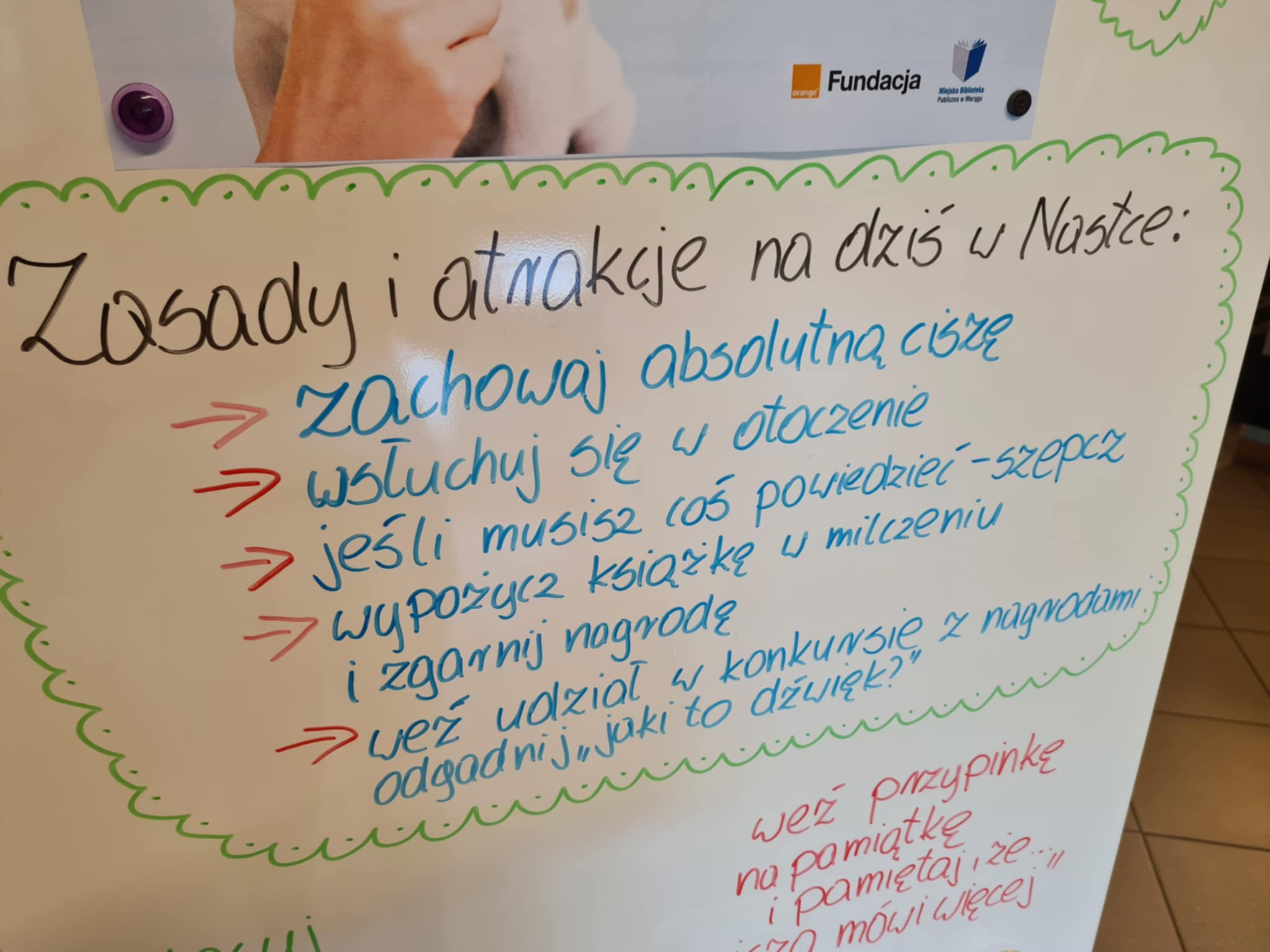 Tablica z zasadami na Światowy Dzień Słuchania, m.in. zachowaj absolutną ciszę, wypożycz książkę w milczeniu, konkurs dźwiękowy.