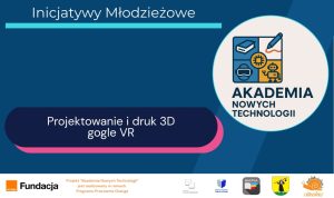 Plansza informacyjna z napisem: Inicjatywy Młodzieżowe, Projektowanie i druk 3D, gogle VR. Logo Akademia Nowych Technologii oraz logotypy partnerów: Fundacja Orange, Piąte Medium, Miejska Biblioteka Publiczna w Morągu, NASTKA, Cittaslow i herb miasta.