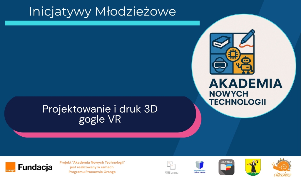 Plansza informacyjna z napisem: Inicjatywy Młodzieżowe, Projektowanie i druk 3D, gogle VR. Logo Akademia Nowych Technologii oraz logotypy partnerów: Fundacja Orange, Piąte Medium, Miejska Biblioteka Publiczna w Morągu, NASTKA, Cittaslow i herb miasta.