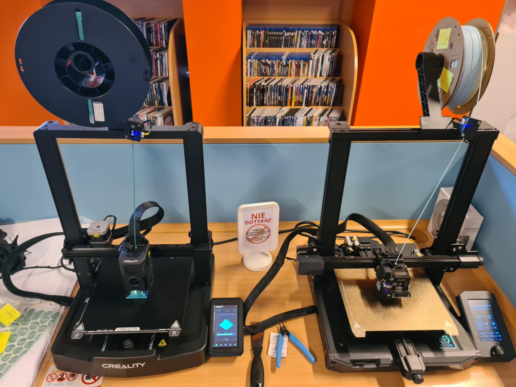 Dwie drukarki 3D pracujące równolegle w bibliotece, gotowe wyczarować każdy pomysł młodych projektantów.