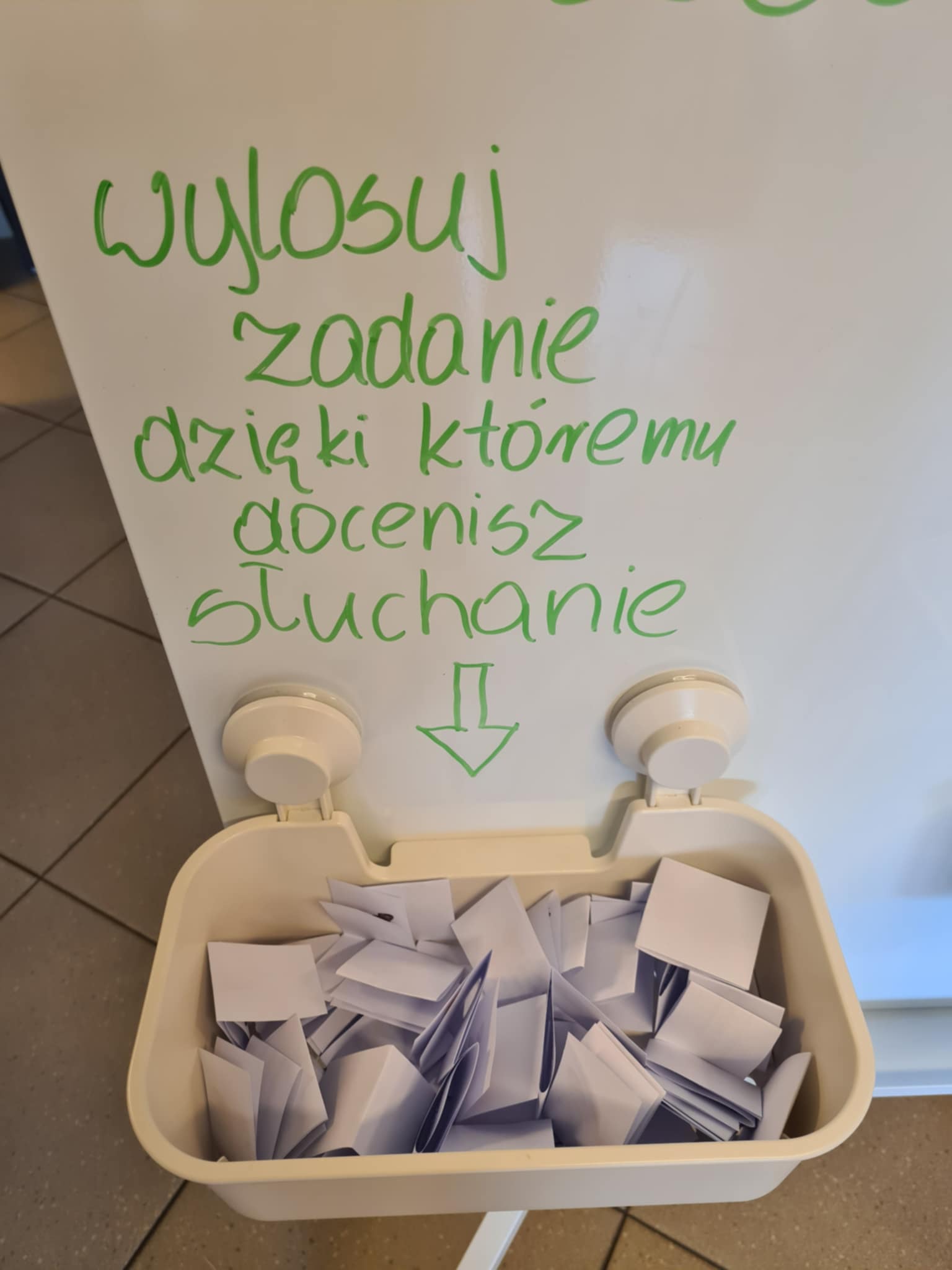 Pojemnik z złożonymi karteczkami – zadaniami uważnego słuchania, gotowymi do losowania.