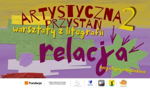 Kolorowa grafika promująca wydarzenie Artystyczna Przystań 2 – warsztaty z litografii. Na tle przypominającym papierowe wycinanki widnieje duży napis 'relacja'. U dołu logotypy organizatorów i partnerów, w tym Fundacji Orange i Miejskiej Biblioteki Publicznej w Morągu.