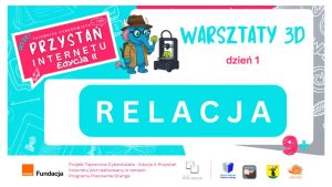 Plansza promująca wydarzenie „Warsztaty 3D – dzień 1” w ramach projektu „Przystań Internetu – Edycja II” realizowanego przez Miejską Bibliotekę Publiczną w Morągu i Fundację Orange. Na ilustracji znajduje się niebieski słoń w kapeluszu i okularach, obsługujący drukarkę 3D. W centrum duży napis „Relacja”.