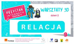 Plansza promująca warsztaty 3D – dzień 2. Grafika projektu „Przystań Internetu – Edycja II” z logo Fundacji Orange i partnerów. Po lewej stronie niebieski słoń w płaszczu i kapeluszu wskazuje drukarkę 3D. Na środku duży napis „Relacja”, obok tekst „Warsztaty 3D, dzień 2”.