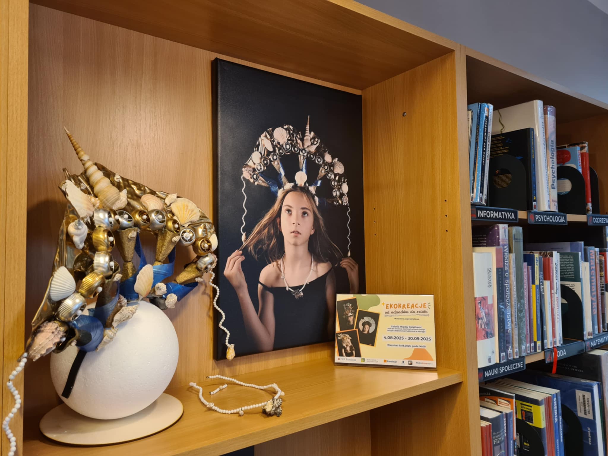 Półka biblioteczna z fotografią dziewczyny w ozdobie z muszli i koralików oraz samą dekoracją obok.