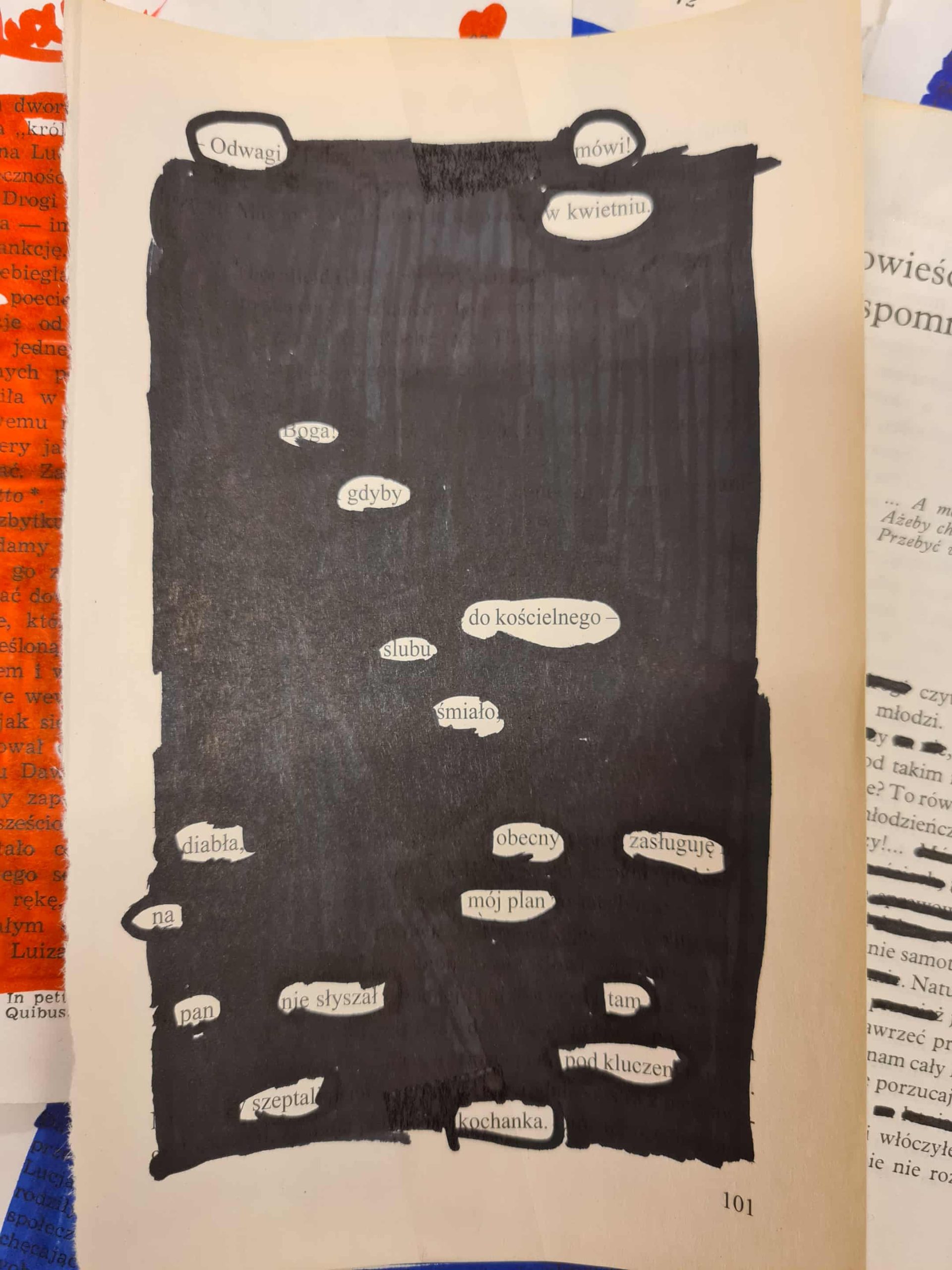 Kartka z tekstem zaczernionym na czarno – z widocznymi słowami tworzącymi poetycki przekaz.