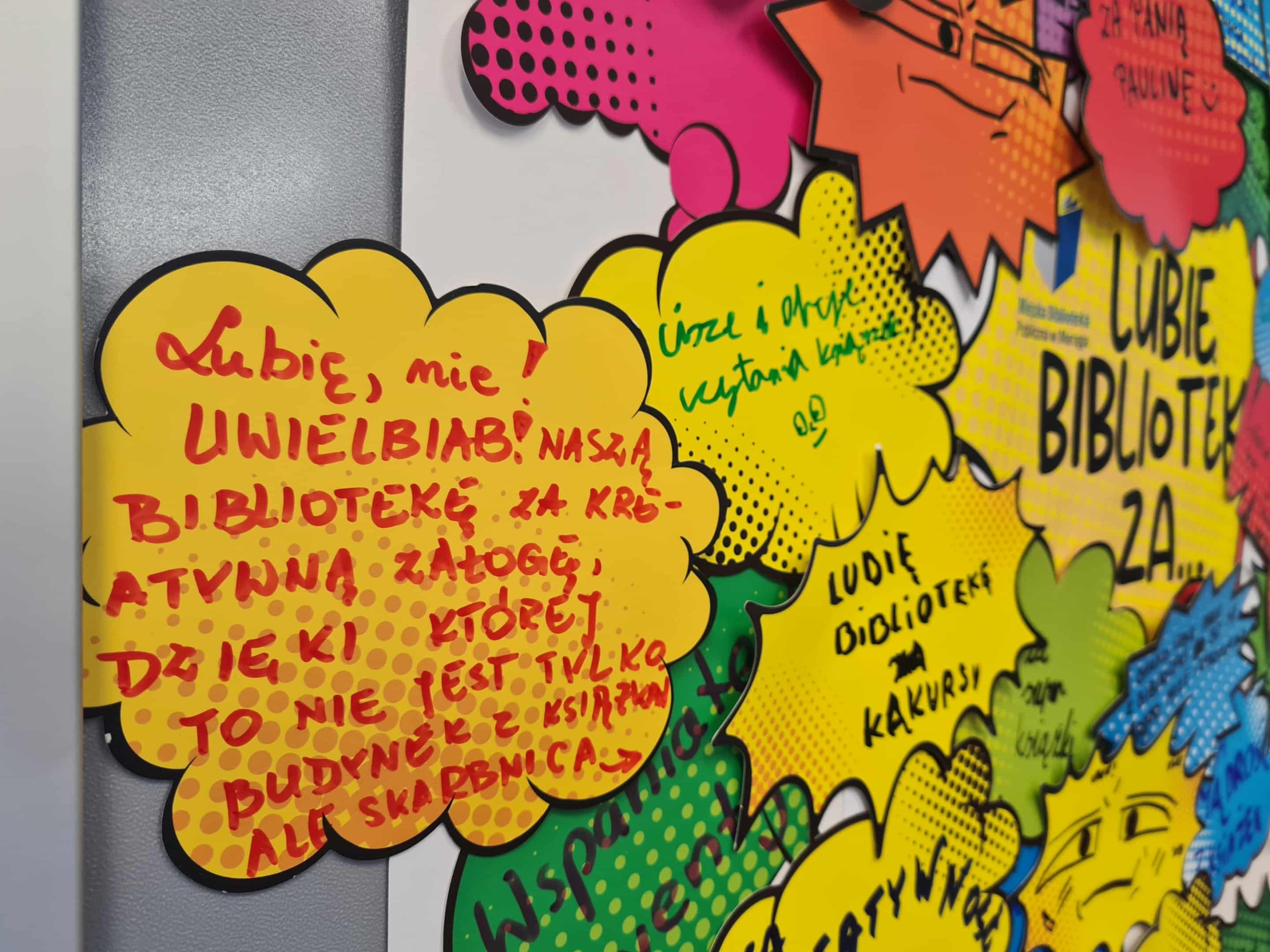 Zbliżenie na żółtą chmurkę z napisem „Uwielbiam naszą bibliotekę za kreatywną załogę” wśród innych kolorowych wypowiedzi.