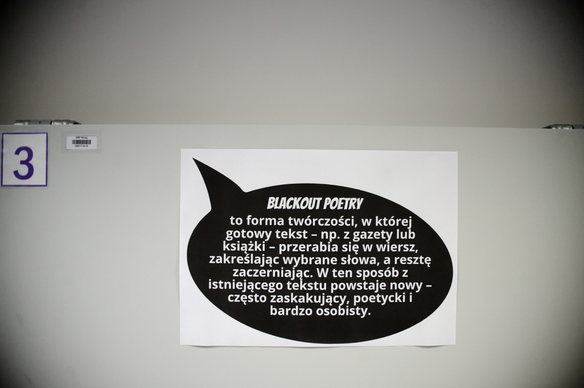 Plakat z definicją blackout poetry wyjaśniający zasady tworzenia poezji z gotowego tekstu przez zaczernianie słów.