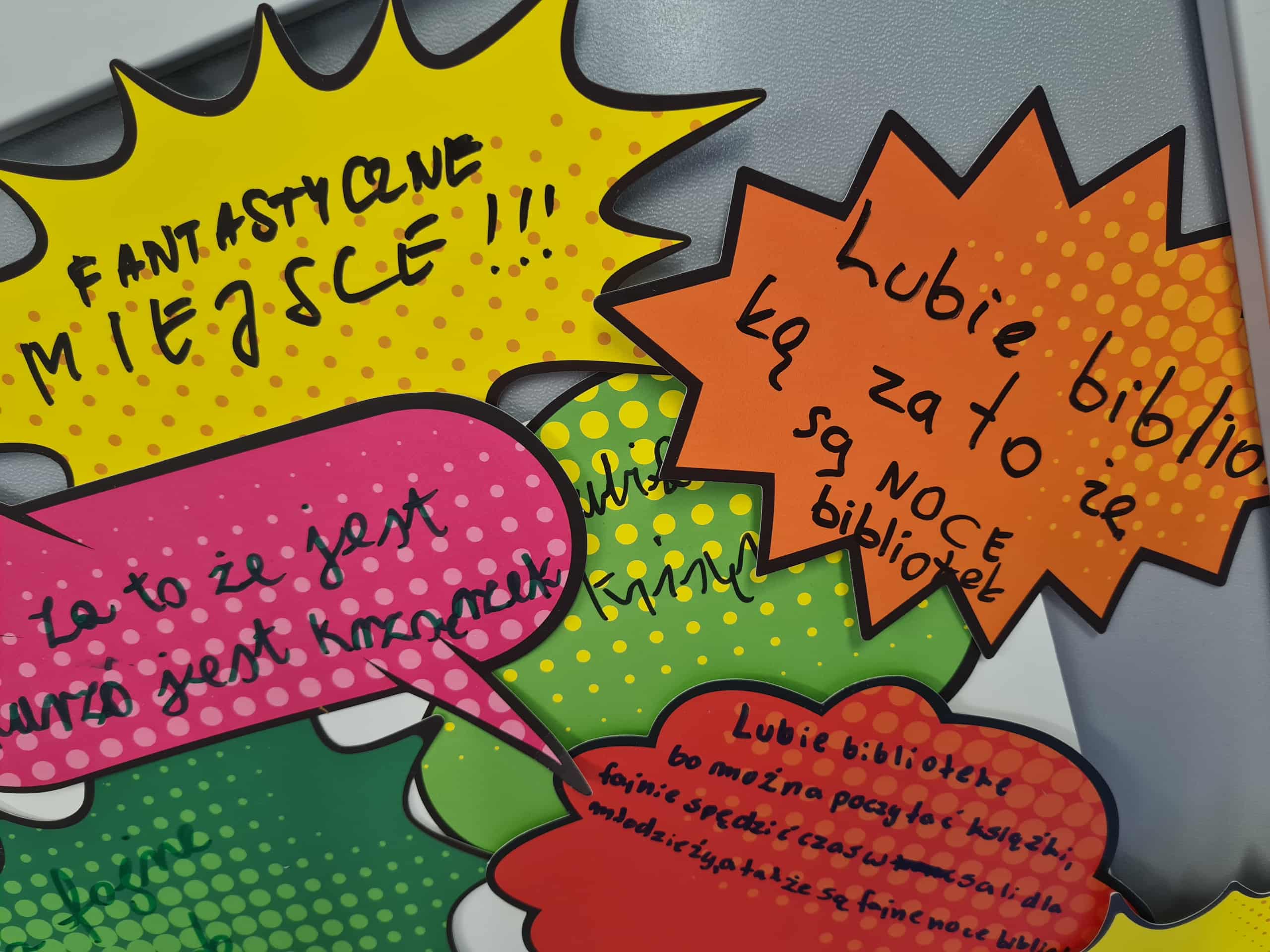 Fragment tablicy z napisem „Lubię bibliotekę, bo są Noc Bibliotek” oraz innymi barwnymi komentarzami.