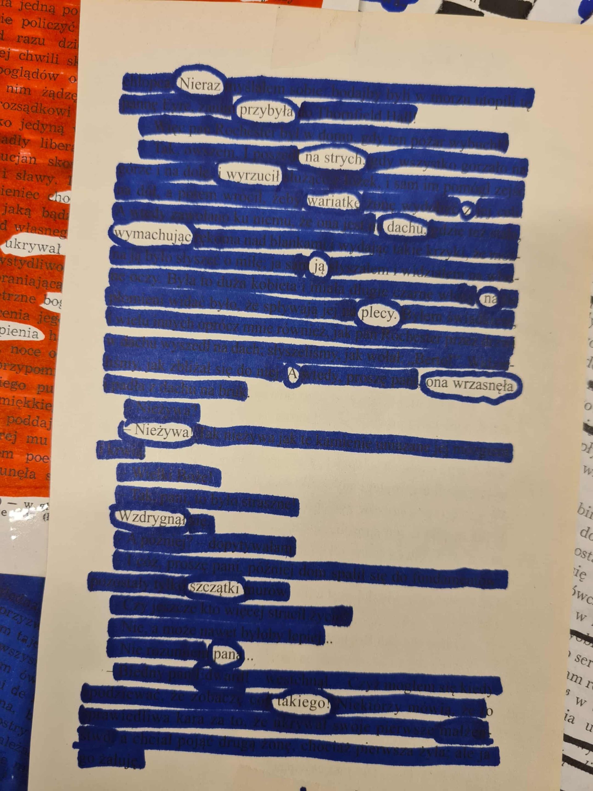 Strona książki, na której większość tekstu została zamalowana na niebiesko, pozostawiając pojedyncze słowa tworzące wiersz.