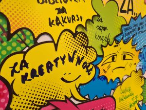 Zbliżenie na żółtą chmurkę z napisem „Za kreatywność” wśród innych kolorowych wypowiedzi o bibliotece.