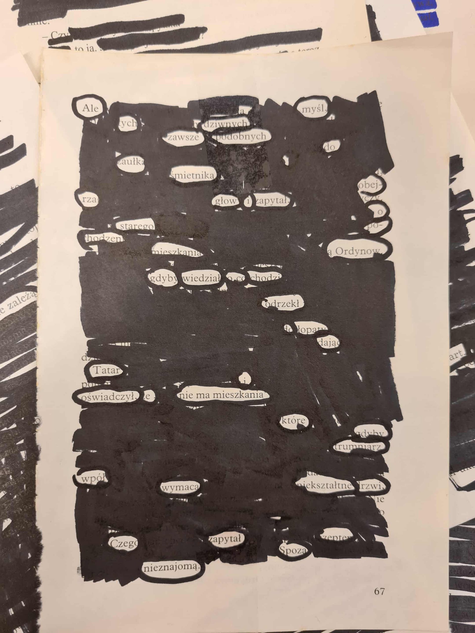 Kartka z książki z tekstem zaczernionym czarnym markerem, z widocznymi wybranymi słowami tworzącymi nowy utwór.