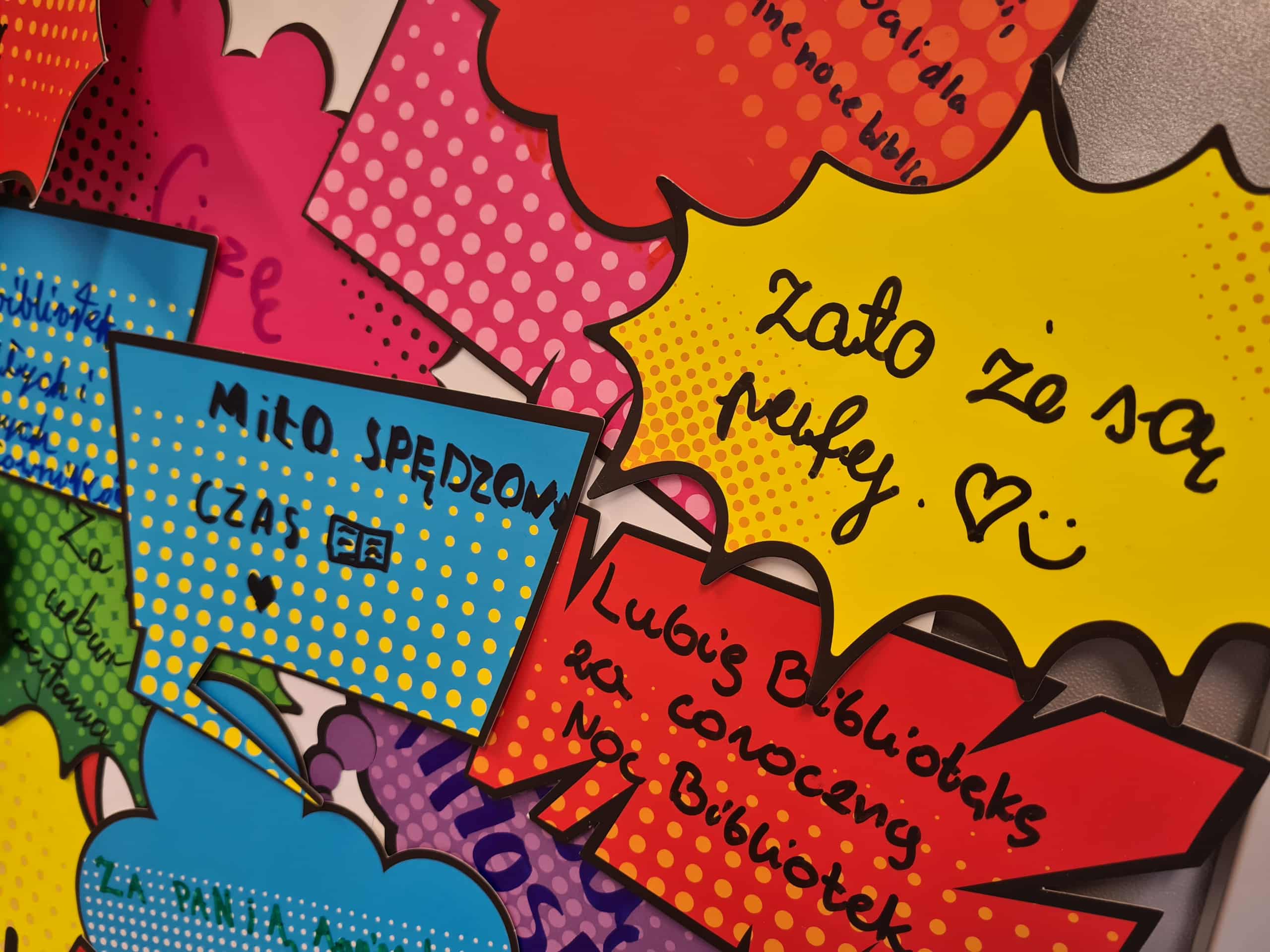 Kolorowe dymki z napisami – m.in. „Zato że są pufy” i „Miło spędzony czas”, ozdobione serduszkami i uśmiechami.