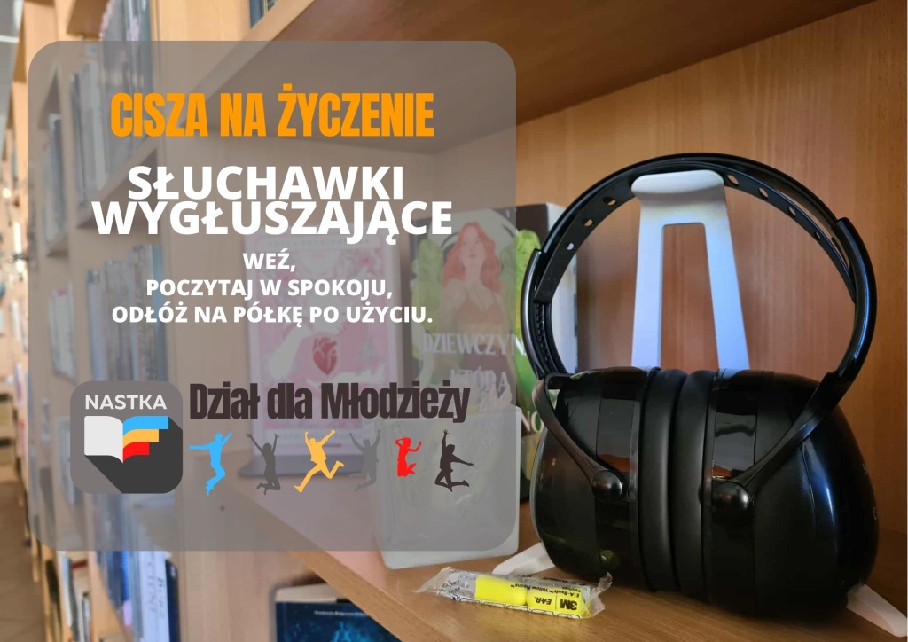 lakat promujący akcję „Cisza na życzenie” w Dziale dla Młodzieży NASTKA – na półce bibliotecznej stoją czarne słuchawki wygłuszające i zatyczki do uszu.