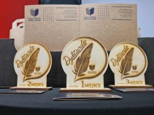 Drewniane statuetki z grawerem dla laureatów Dyktanda Międzypokoleniowego.