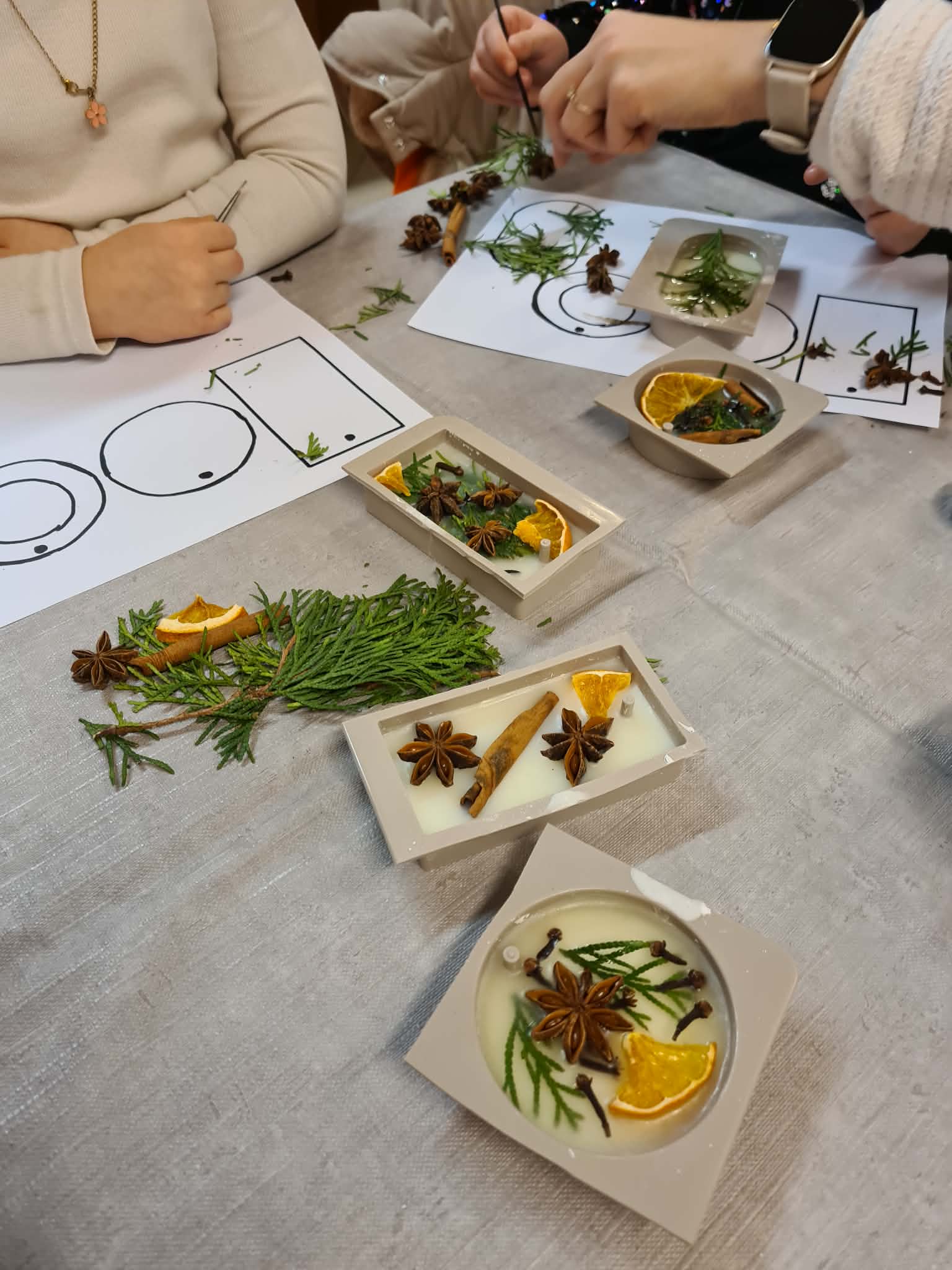 Uczestnicy układają przyprawy w wosku według wzoru.