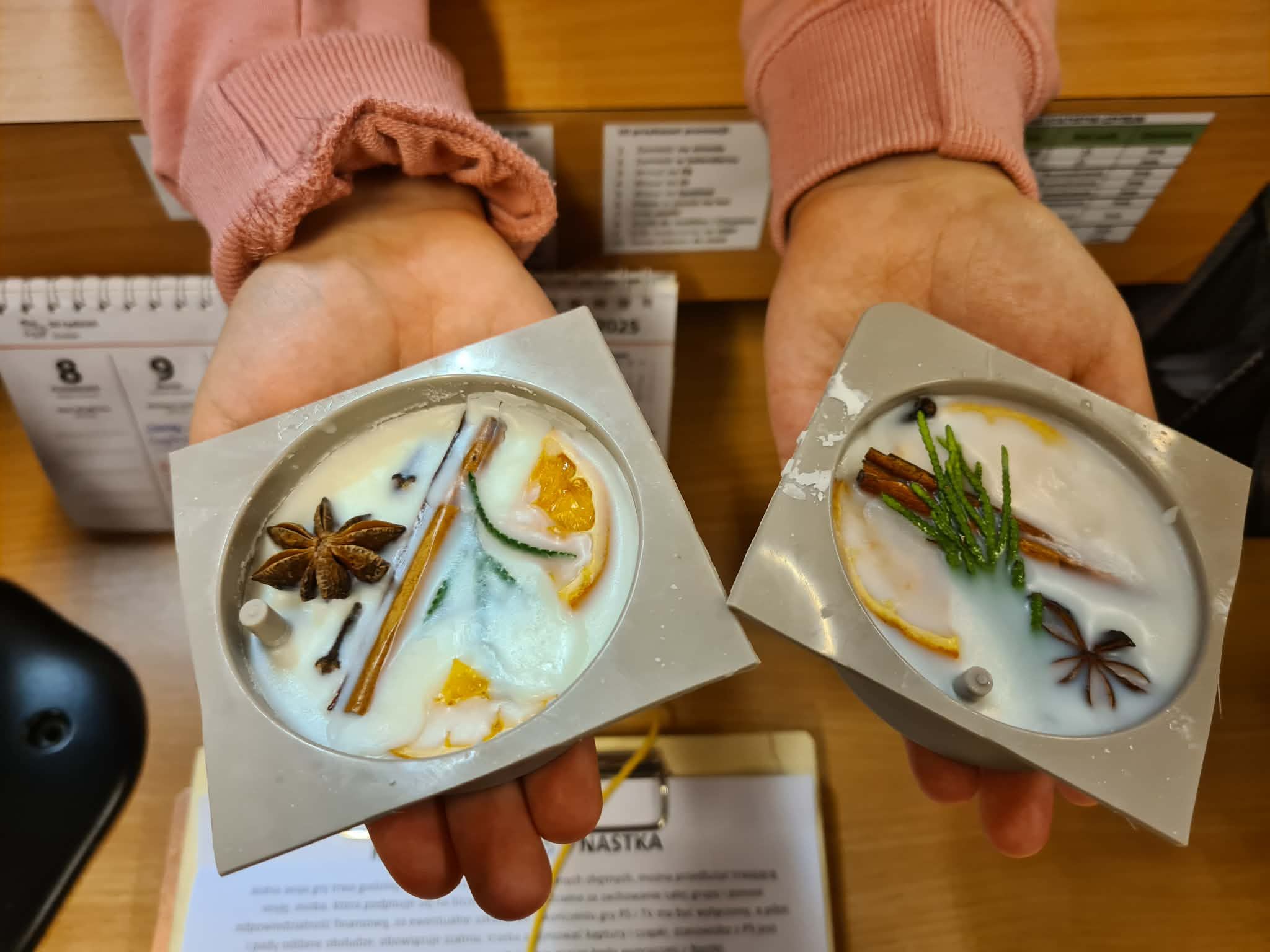 Gotowe tabliczki florenckie trzymane w dłoniach.