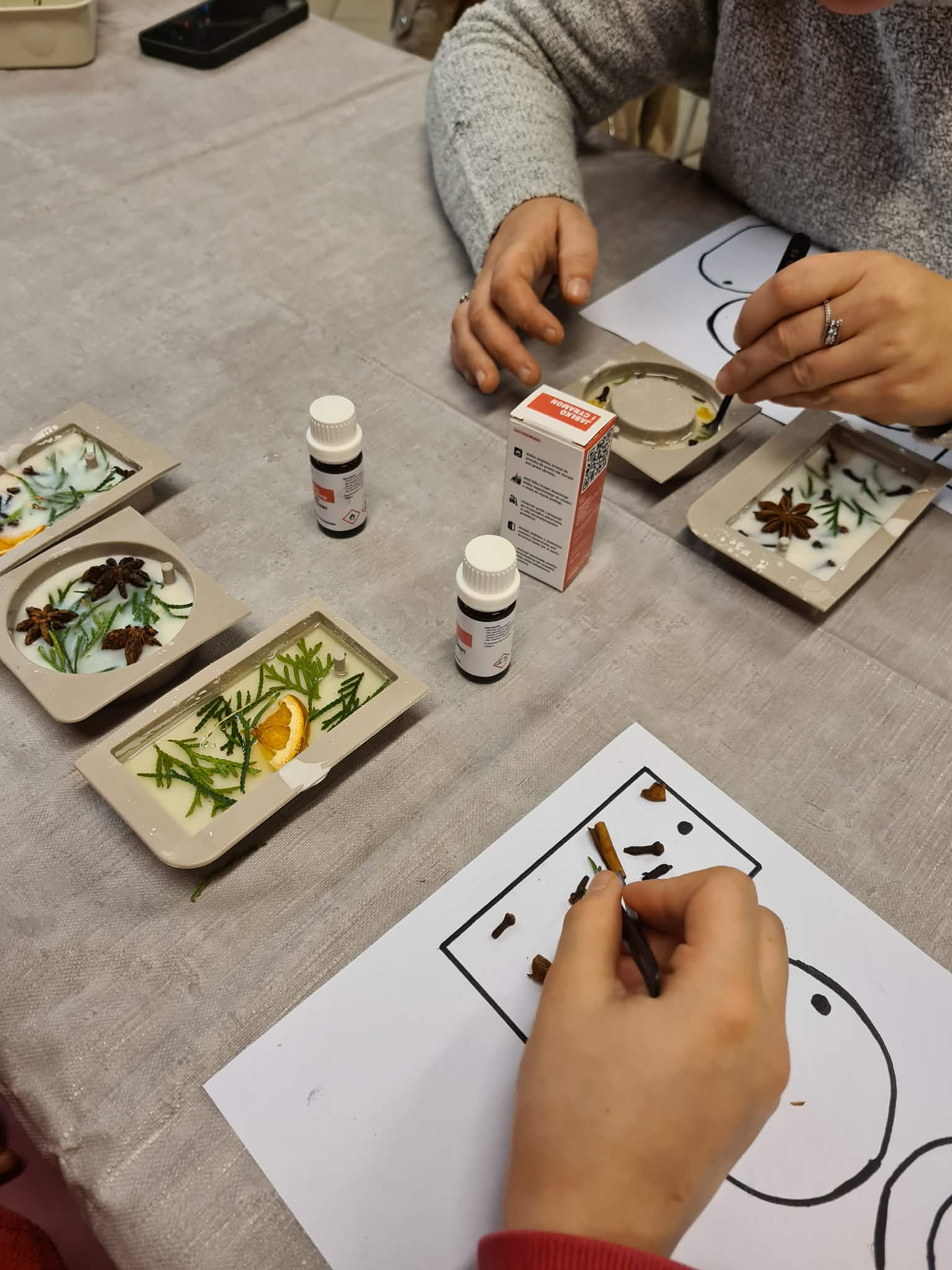 Uczestnicy układają przyprawy w wosku według wzoru.