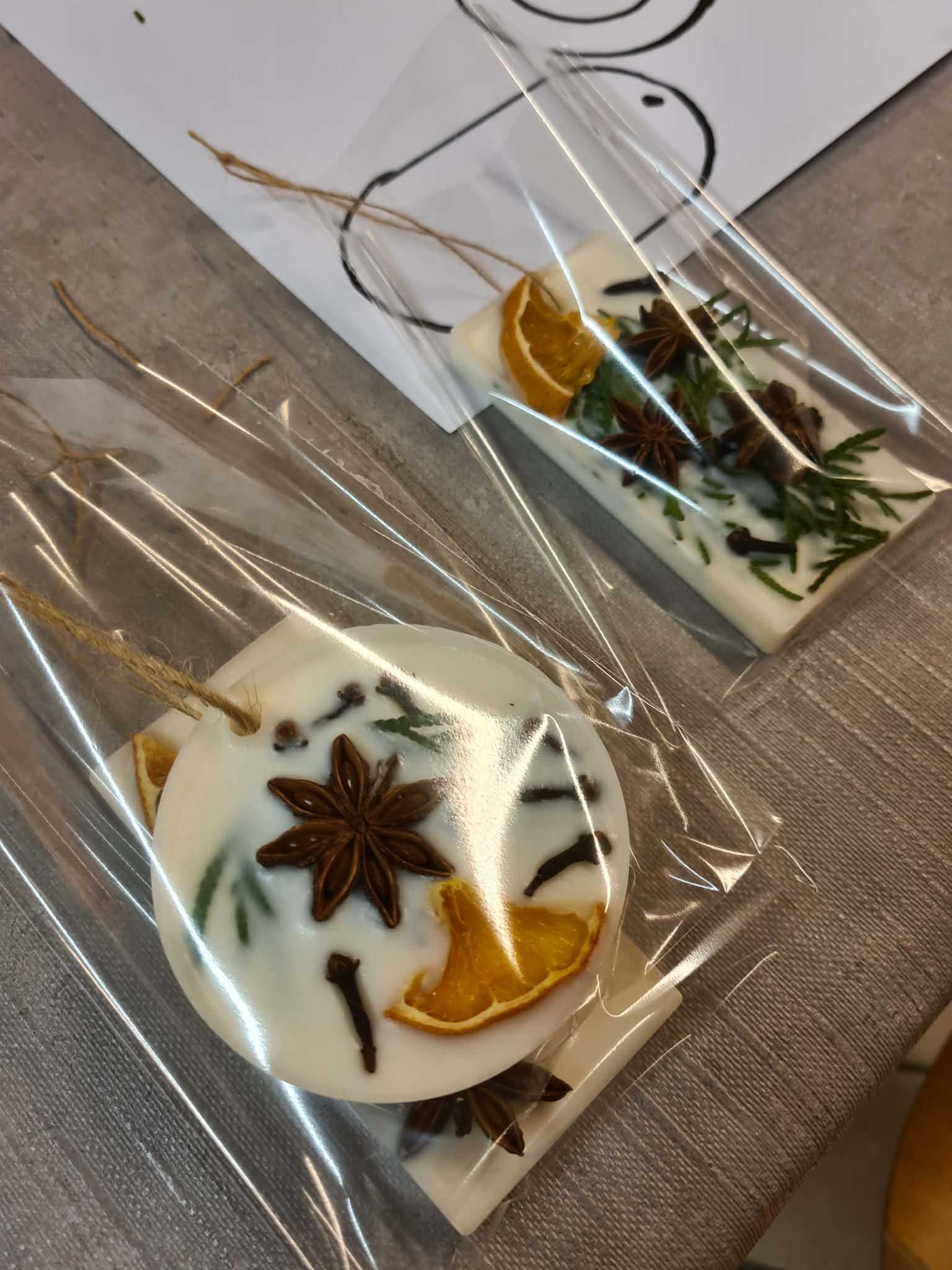 Detal tabliczki florenckiej z anyżem i suszoną pomarańczą.