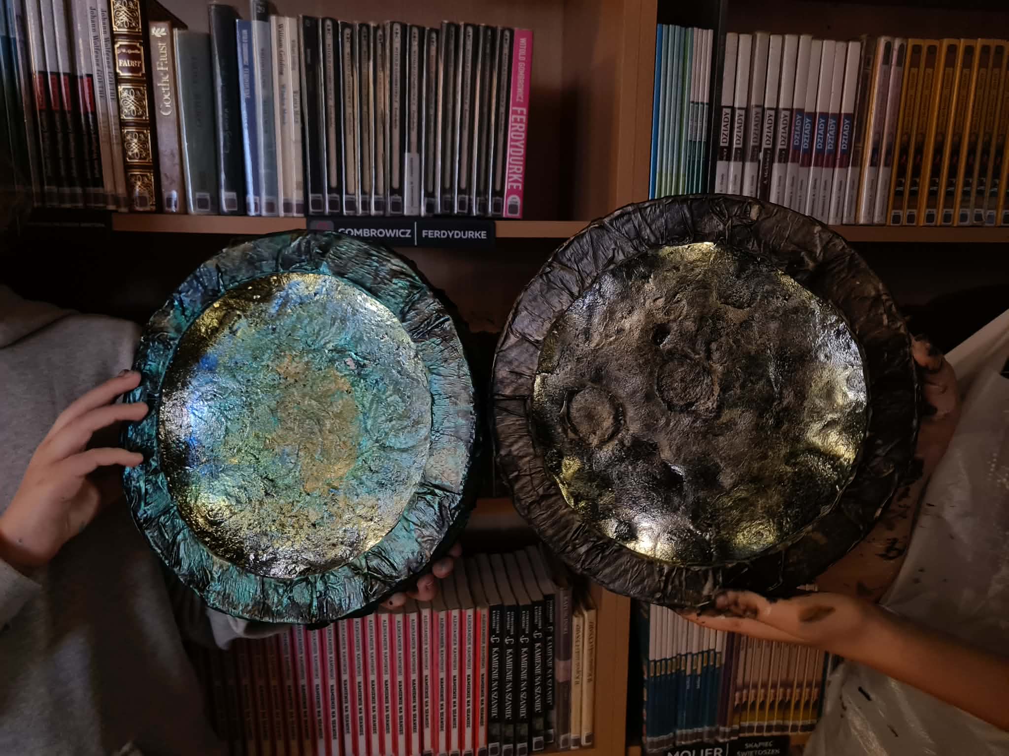 Prezentacja dwóch gotowych okrągłych prac o fakturze księżyca.