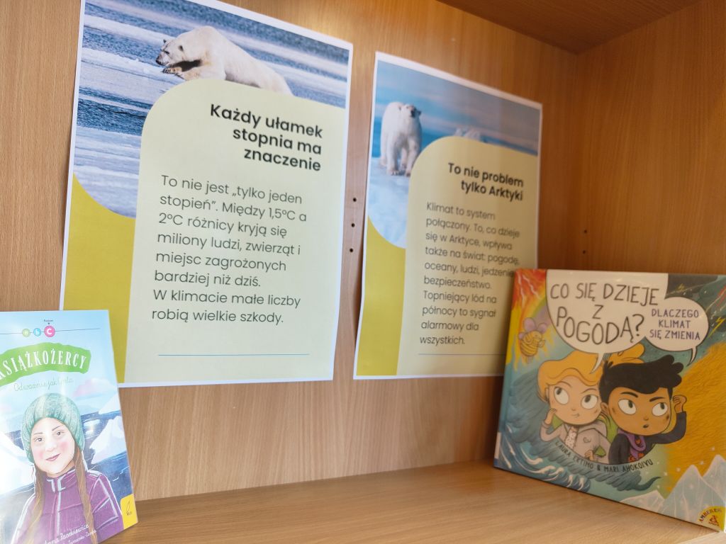Plansze edukacyjne o zmianach klimatu i niedźwiedziu polarnym.