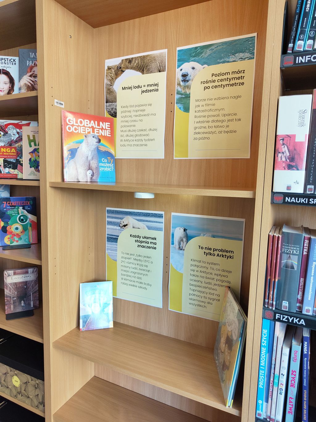 Plansze edukacyjne o zmianach klimatu i niedźwiedziu polarnym.