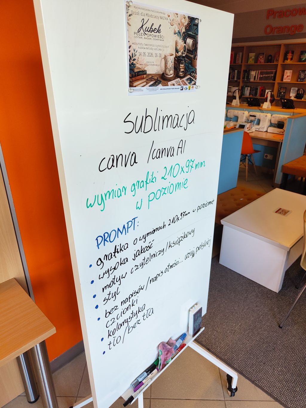 Tablica z instrukcjami do warsztatów sublimacji. Zapisano na niej informacje o projektowaniu grafiki w Canvie lub z pomocą AI oraz wymaganym wymiarze projektu 210 × 97 mm.