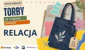 Grafika z napisem „Życie rzeczy. Torby ze starych jeansów. Relacja”. Po prawej stronie widoczna jest jeansowa torba z ozdobnym motywem roślinnym oraz dekoracyjne elementy w stylu kolażu: kawałki materiałów, metki i przeszycia. Na dole znajdują się logotypy organizatorów i partnerów.