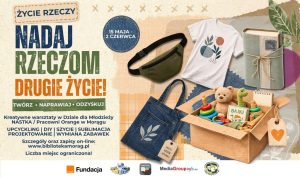 Plakat promujący warsztaty rodzinne Nadaj rzeczom drugie życie! w Morągu (15 maja – 2 czerwca). Na kolażowym tle widoczne są przedmioty z upcyklingu: nerka, t-shirt z grafiką, notes w materiałowej okładce, jeansowa torba oraz karton wypełniony zabawkami (pluszowy miś, klocki, książka). W dolnej części znajdują się logotypy organizatorów i partnerów, m.in. Fundacji Orange oraz Miejskiej Biblioteki Publicznej w Morągu.