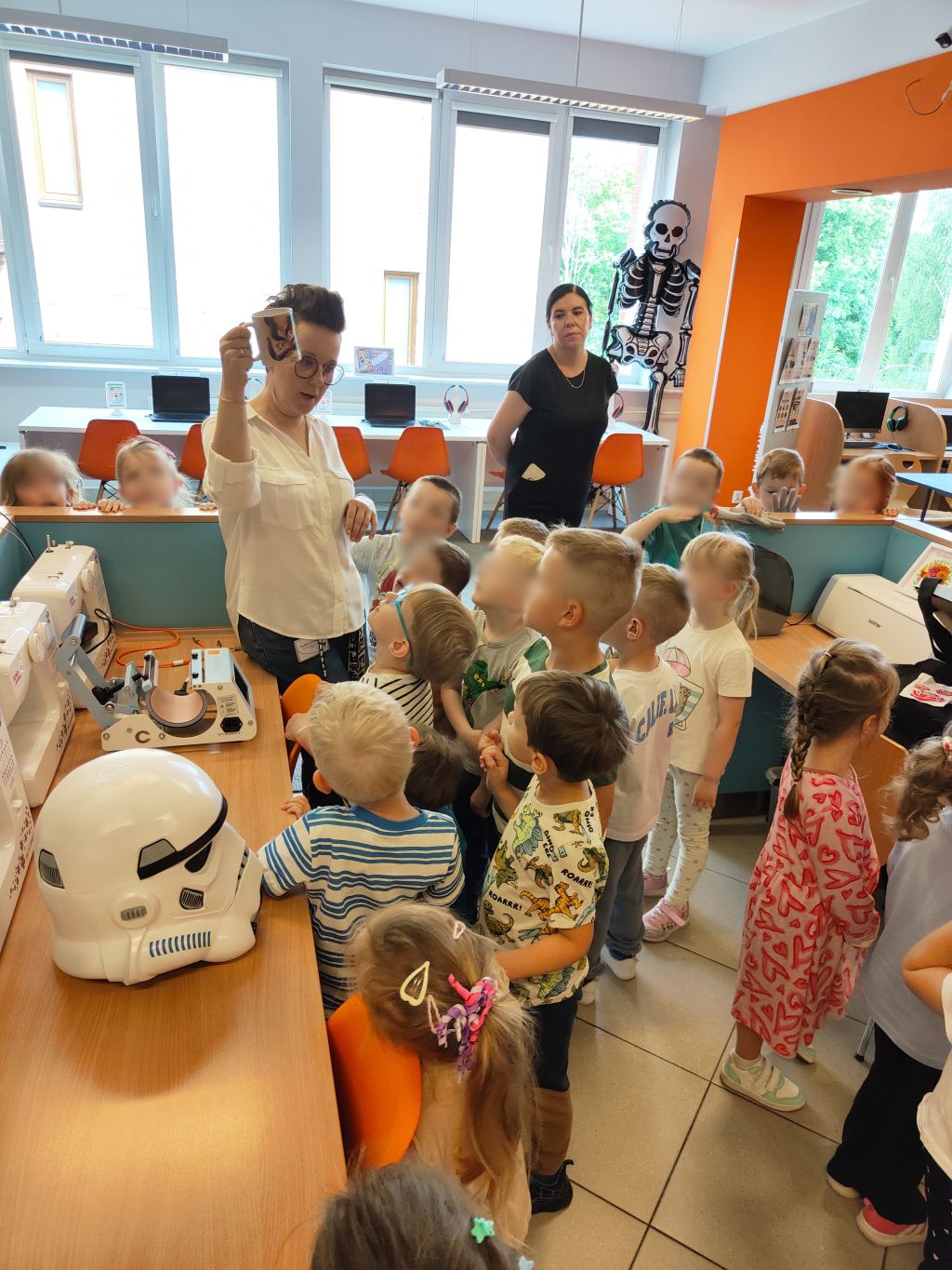 Przedszkolaki poznają sprzęty Pracowni Orange podczas zajęć o technologii.