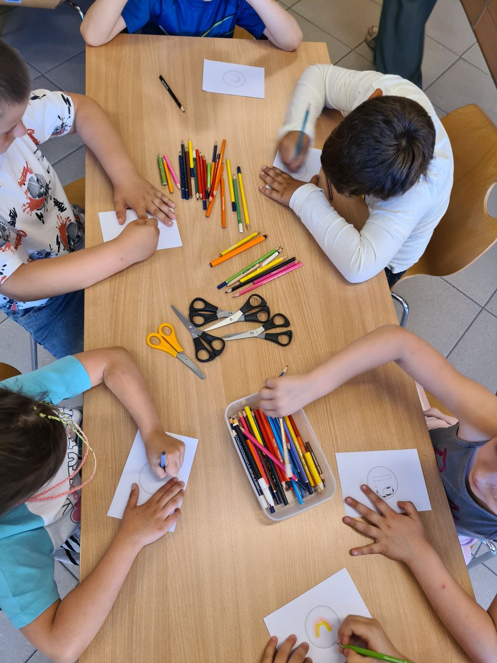 Przedszkolaki rysują projekty do własnych przypinek.