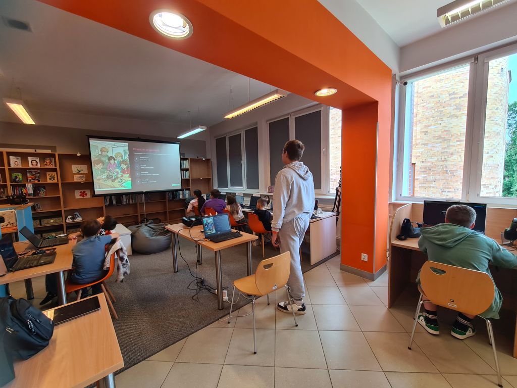 Młodzież podczas zajęć z programowania w Pracowni Orange.