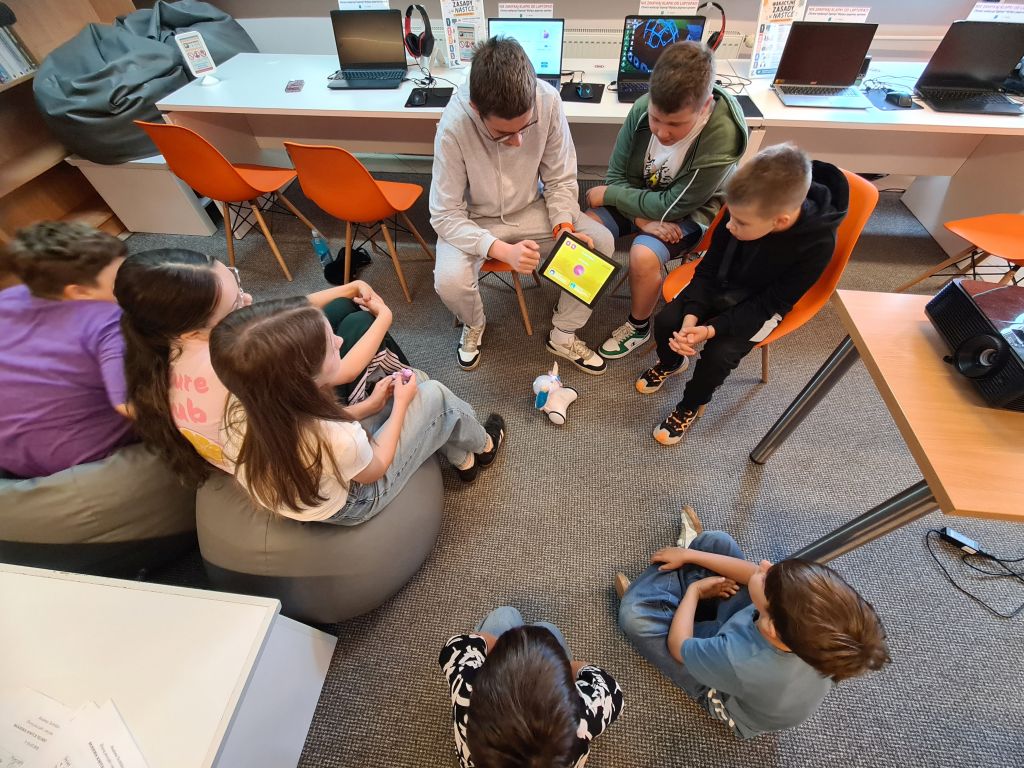 Uczestnicy poznają sterowanie robotem za pomocą tabletu.