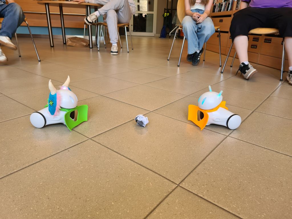 Dwa roboty edukacyjne podczas zadania warsztatowego.