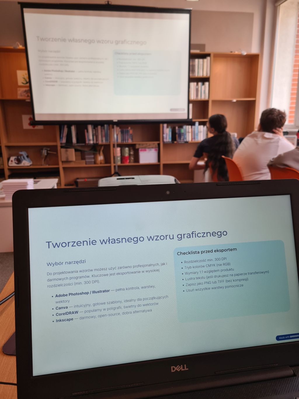 Prezentacja o tworzeniu własnego wzoru graficznego wyświetlona na laptopie i ekranie.