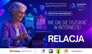 Starsza kobieta w okularach korzysta z tabletu i ogląda ekran przez lupę. W tle widoczne są symbole związane z bezpieczeństwem w sieci. Napis: „Nie daj się oszukać w internecie! Relacja”. Grafika promuje zajęcia w ramach Akademii Nowych Technologii – Edycja II i Inicjatyw Młodzieżowych.