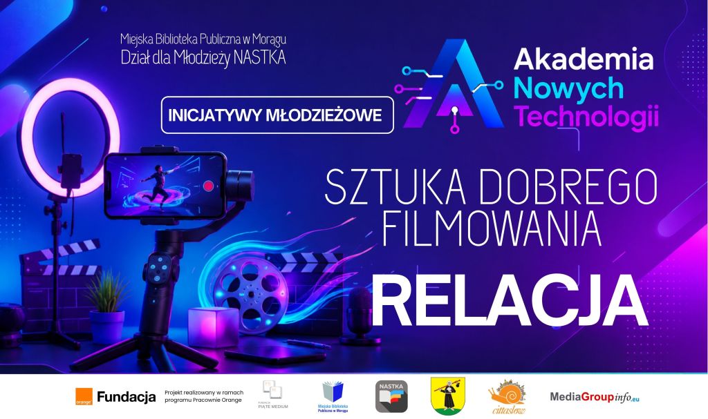 Grafika promocyjna "Sztuka dobrego filmowania – RELACJA". Neonowe, niebiesko-fioletowe tło z nowoczesnym logo "Akademia Nowych Technologii" i opisem organizatora (Miejska Biblioteka Publiczna w Morągu, NASTKA). Centralnie gimbal ze smartfonem, z którego emanują świetlne smugi taśmy filmowej. Na ekranie tancerka. Obok lampa pierścieniowa, klaps i mikrofon. U dołu logotypy partnerów (m.in. Fundacja Orange, Cittaslow).