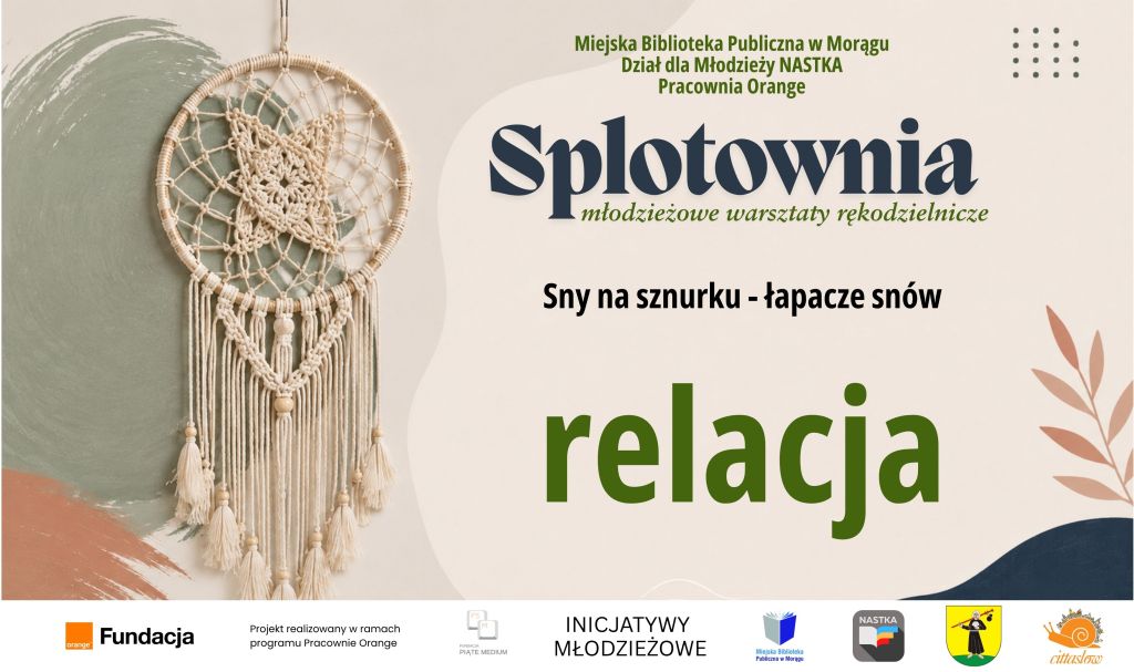 Grafika promująca relację z warsztatów „Splotownia”. Po lewej znajduje się jasny, makramowy łapacz snów z długimi frędzlami i koralikami. Po prawej widnieją napisy: „Splotownia – młodzieżowe warsztaty rękodzielnicze”, „Sny na sznurku – łapacze snów” oraz duże słowo „relacja”. Na dole umieszczono logotypy organizatorów i partnerów projektu.