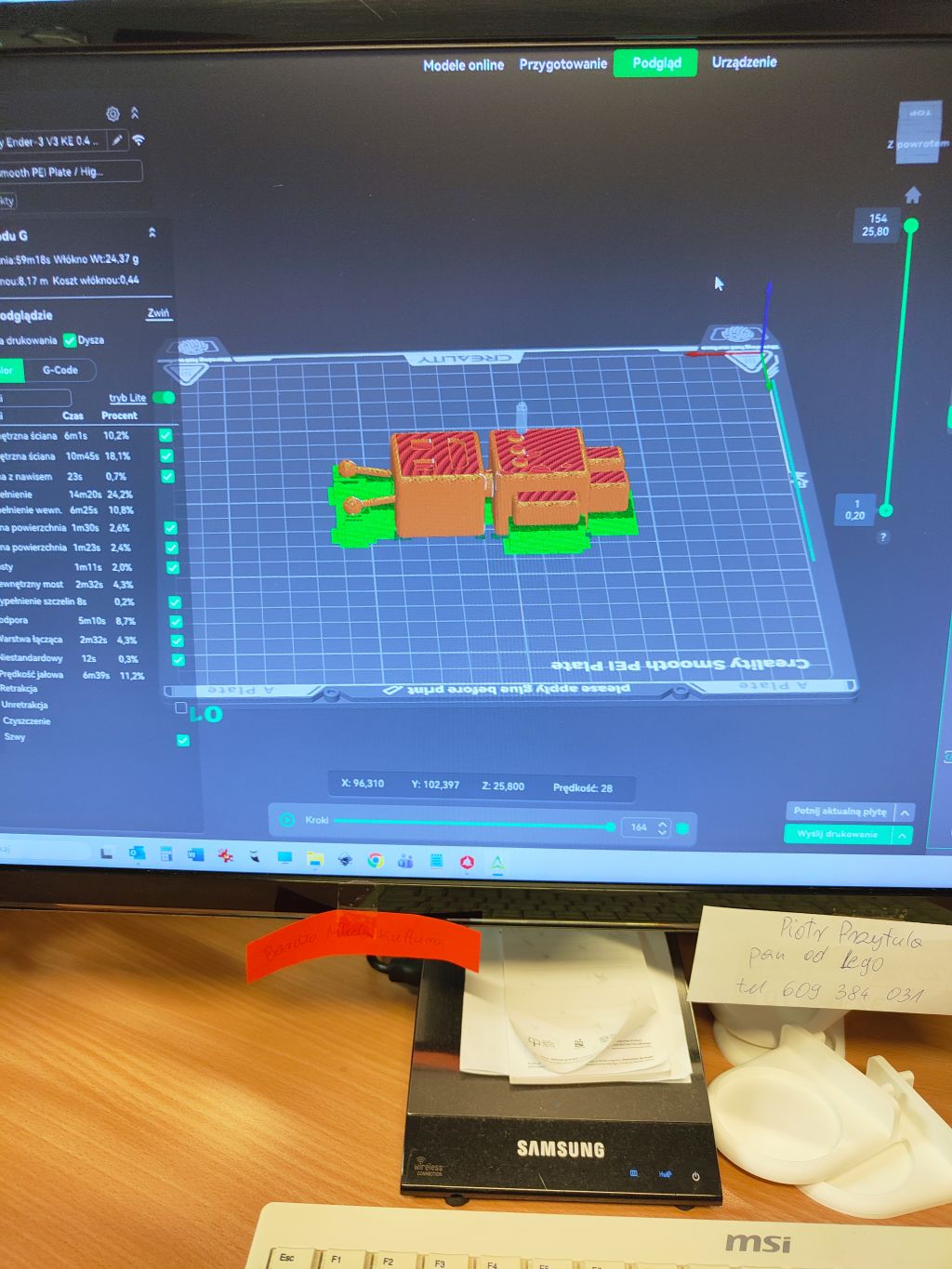 Ujęcie ekranu monitora wyświetlającego oprogramowanie do cięcia modeli 3D, z trójwymiarowym podglądem obiektu na wirtualnym stole roboczym.