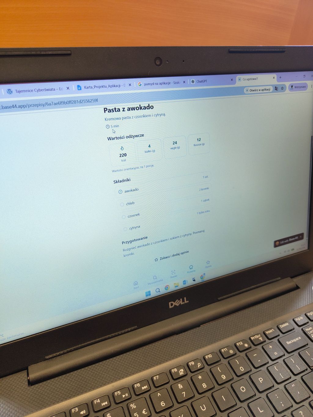 Zbliżenie na ekran laptopa Dell, na którym wyświetlona jest strona internetowa z przepisem kulinarnym na 