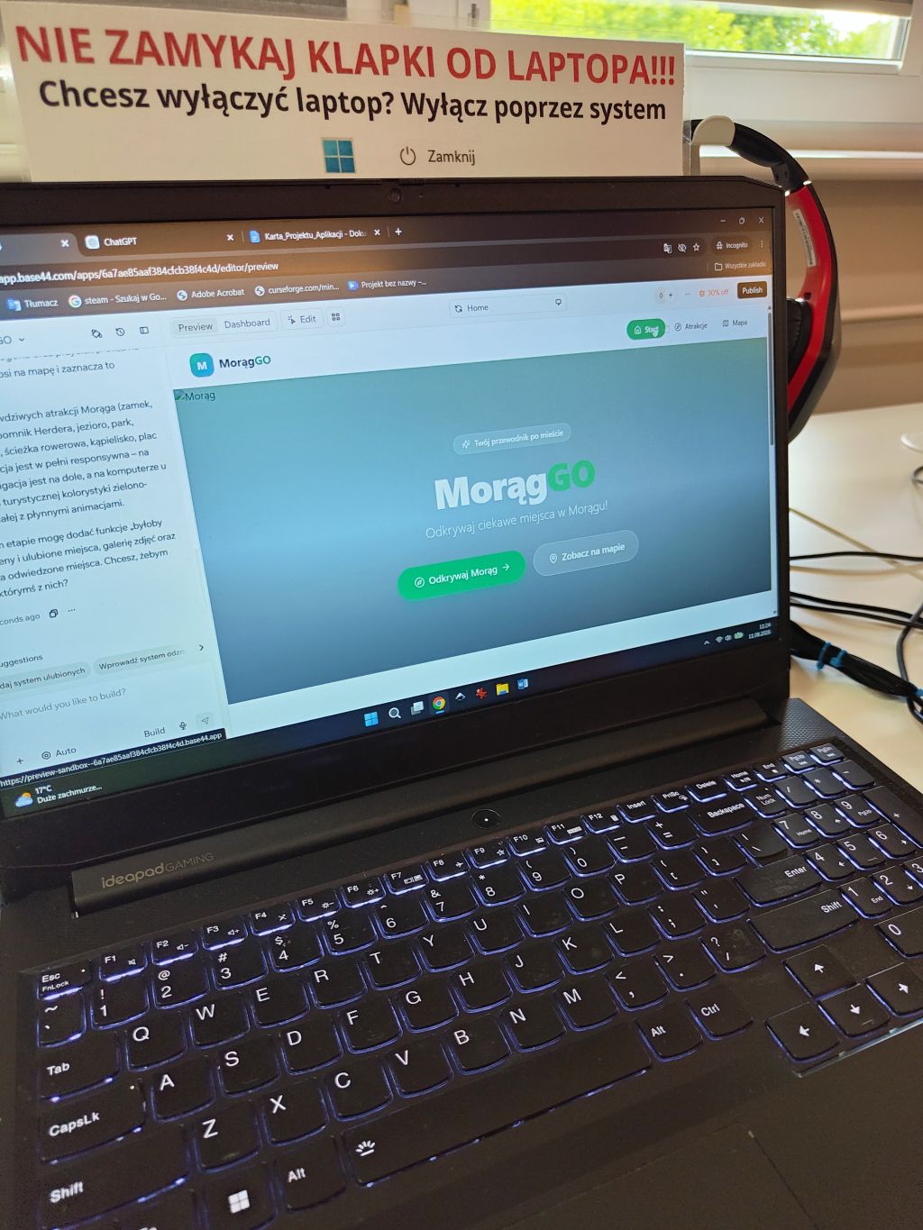Ekran czarnego laptopa z podświetlaną klawiaturą, na którym uruchomiona jest aplikacja internetowa „MorągGO”.