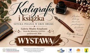 Plakat wystawy „Kaligrafia i książka – sztuka pisania w erze druku”. Na jasnym tle widoczne są kałamarz, stalówka z obsadką, stare książki i suszone kwiaty. Po prawej kartka z odręcznym napisem „Piękne litery tworzą piękniejsze historie” i podpisem Małgorzata Wiśnicka. Na dole informacja: Galeria Między Książkami, Dział dla Młodzieży NASTKA, październik 2026 oraz logotypy organizatorów i partnerów.