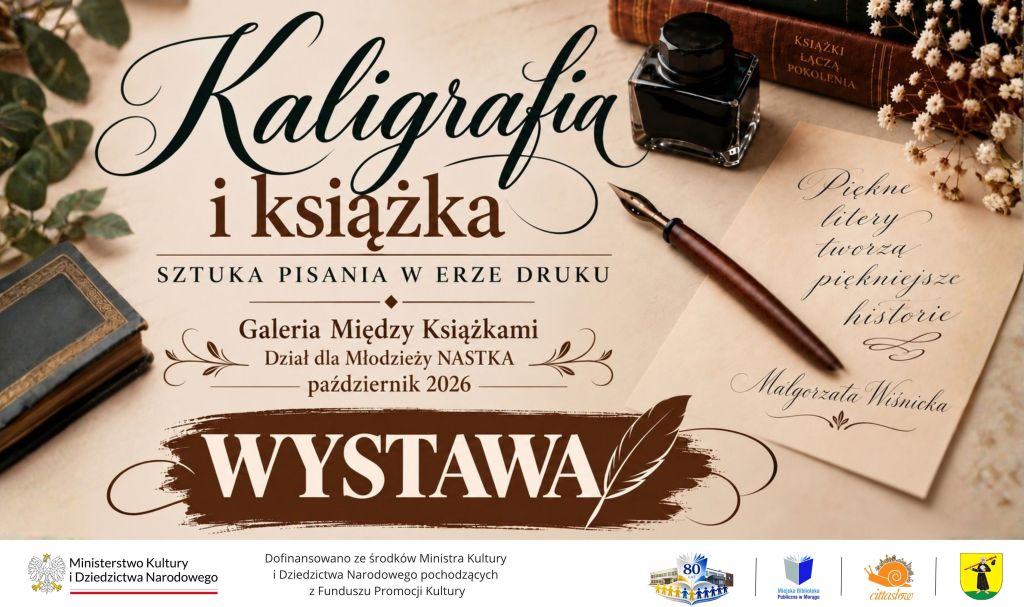 Plakat wystawy „Kaligrafia i książka – sztuka pisania w erze druku”. Na jasnym tle widoczne są kałamarz, stalówka z obsadką, stare książki i suszone kwiaty. Po prawej kartka z odręcznym napisem „Piękne litery tworzą piękniejsze historie” i podpisem Małgorzata Wiśnicka. Na dole informacja: Galeria Między Książkami, Dział dla Młodzieży NASTKA, październik 2026 oraz logotypy organizatorów i partnerów.