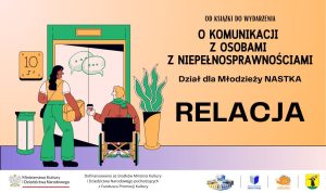 1. Grafika z napisem „O komunikacji z osobami z niepełnosprawnościami – Dział dla Młodzieży NASTKA – RELACJA”, ilustracją dwóch osób przy drzwiach oraz logotypami organizatorów i instytucji.