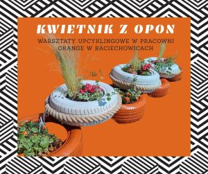 Na zdjęciu znajduje się kwietnik z opon wykonany na warsztatach upcyklingu. Opony są pomalowane na biało i pomarańczowo i rosną w nich rośliny.