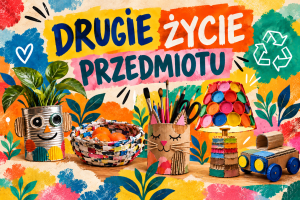 zdjęcie przedstawia plakat do konkursu. Na kolorowym tle są przedstawione przykładowe realizacje przedmiotów, które powstały z odpadków. W górnej części znajduje się napis : Drugie życie przedmiotu