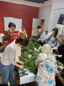 Grupa kobiet robiących wianki wielkanocne.