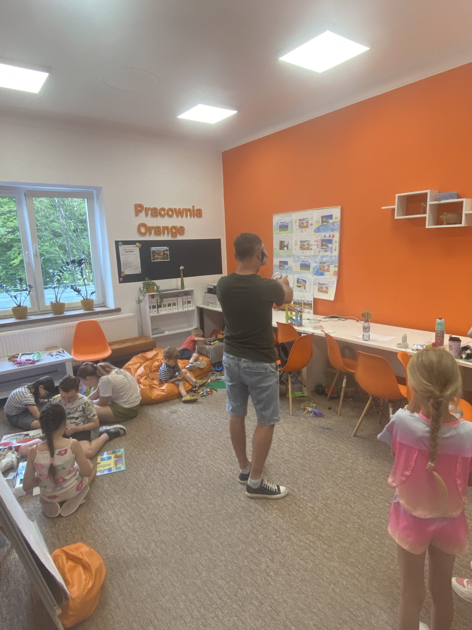 Dzieci i prowadzący w przestrzeni Pracowni Orange