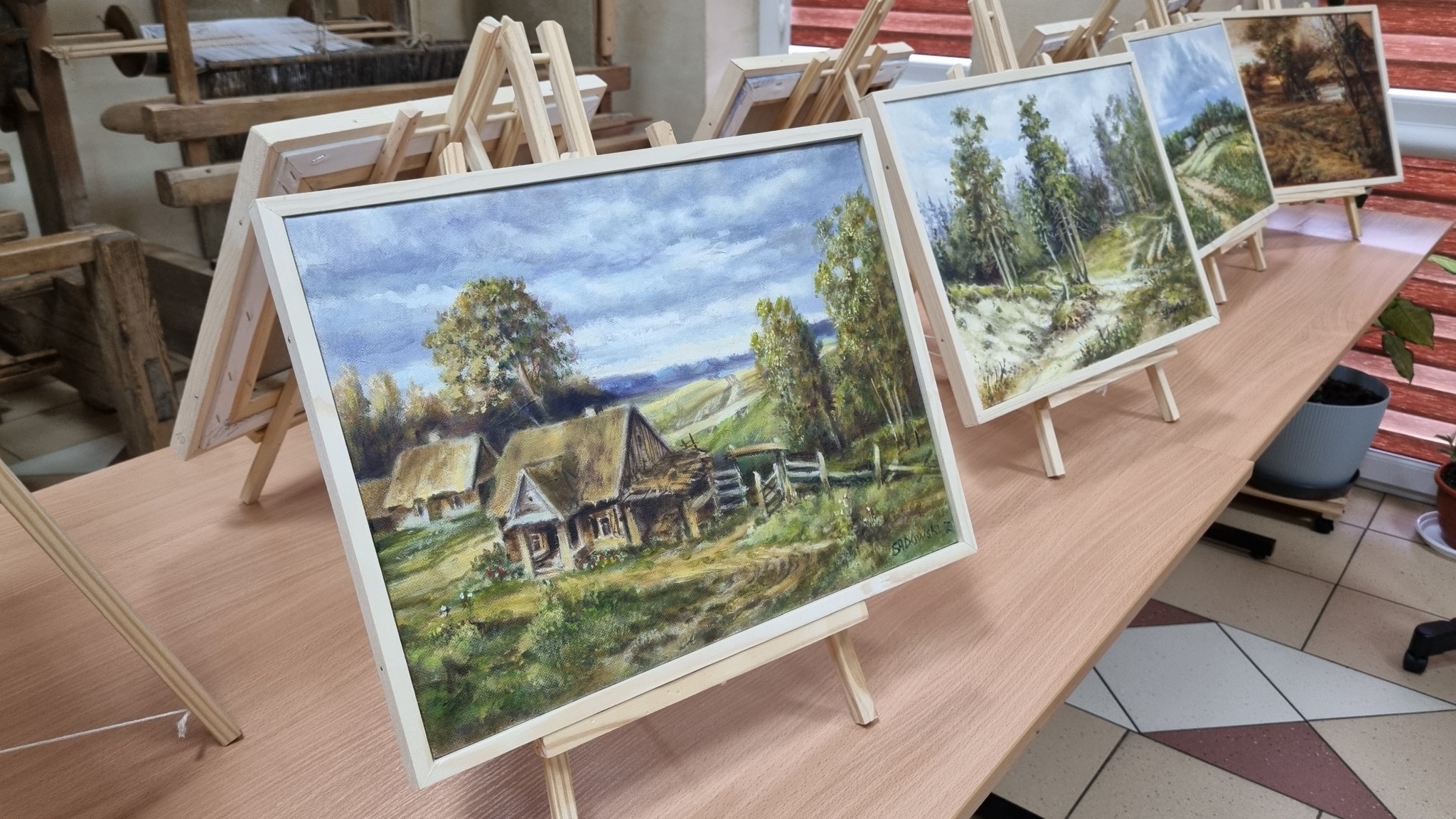zdjęcie obrazów skansenów na sztalugach